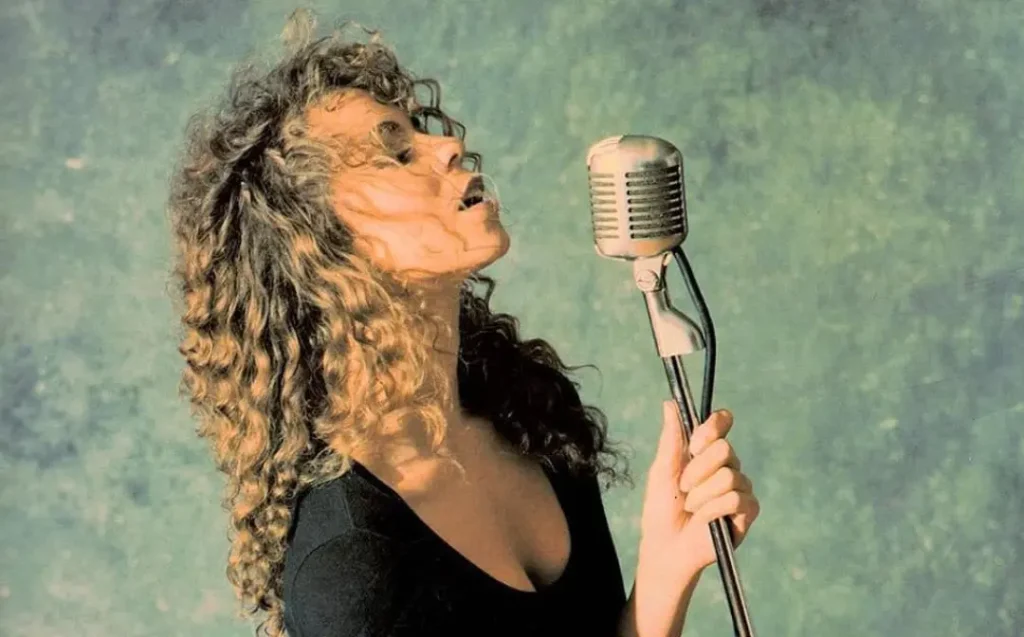 Mariah Carey em photoshoot para o álbum "Mariah Carey", lançado em 1990