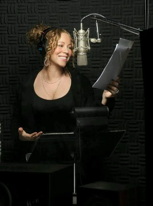 Mariah Carey gravando música em estúdio